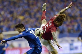 爱游戏-足球运动员在赛场上秀出高超技艺